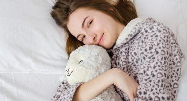 Stručnjaci otkrivaju je li normalno spavati s plišanim igračkama u odrasloj dobi