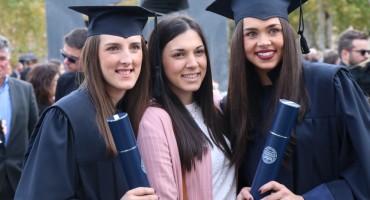 FPMOZ: Pogledajte kako je bilo danas nakon svečane promocije diplomiranih studenata ispred Kosače