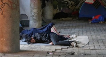 Migranti se okupljaju ispred škole i slikaju djevojčice!