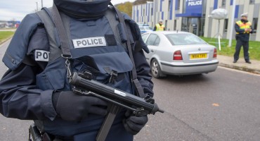 Žena se zabarikadirala u banci, prijeti da će sve raznijeti