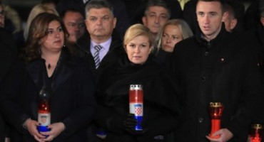 Predsjednica Grabar-Kitarović zapalila svijeće u Lovasu i ispred vukovarske bolnice