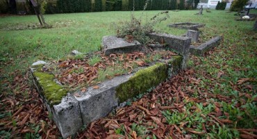 'Pekla ga savjest': Prekopao grobove roditelja i sinova da ih poreda po želji
