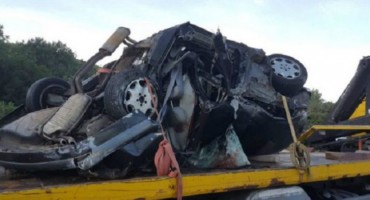 U strašnoj nesreći dvoje poginulo, jedna osoba povrijeđena: Mercedes smrskan do neprepoznatljivosti
