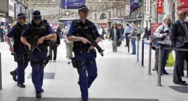  Policija hitrom operacijom evakuirala putnike londonske zračne luke zbog 'sumnjivog paketa' 