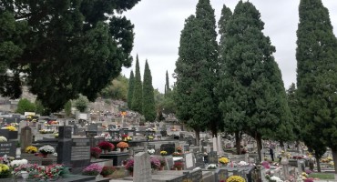 Veliki broj Mostaraca danas obilazi grobove svojih najmilijih