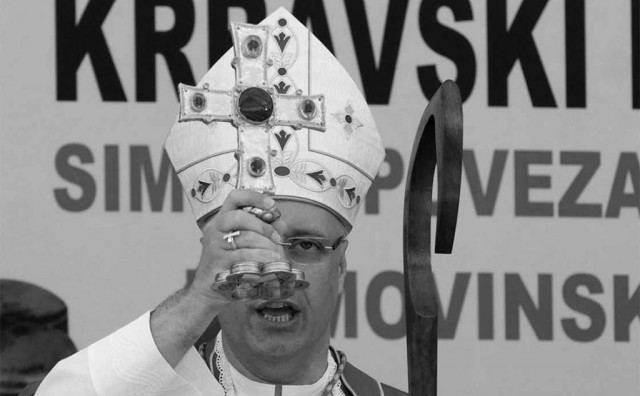'Željezni' biskup koji se ne libi političarima sve sasuti u lice čest je gost u Hrvatskoj. Tko je Egidije Živković?