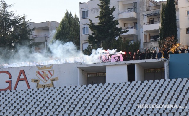 Jači od zabrana: Ultrasi bodrili Zrinjski s platoa iznad stadiona