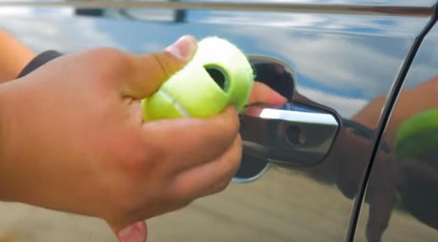 Kako otključati vrata automobila teniskom lopticom
