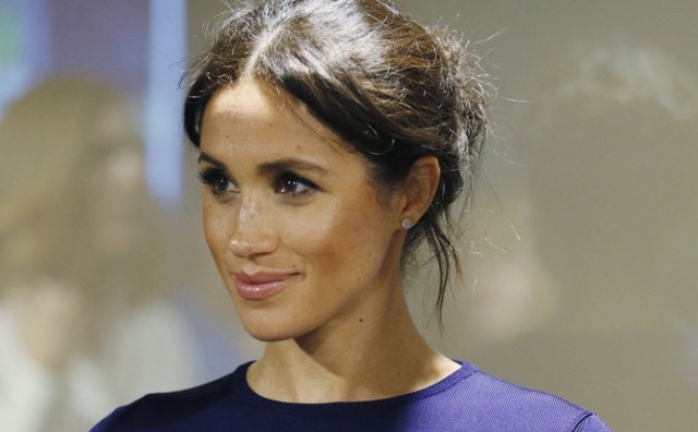  Kraljica Elizabeta majci Meghan Markle ponudila nešto što obitelji Kate Middleton nikad nije 