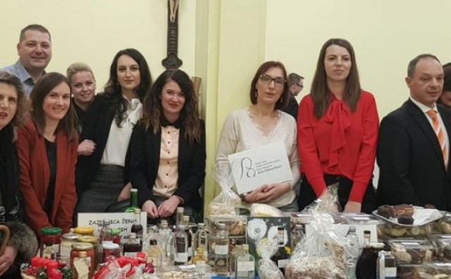 Članice Zajednice žena HDZ BiH Kraljica Katarina Kosača Vrhbosna sudjelovale u humanitarnoj prodajnoj izložbi