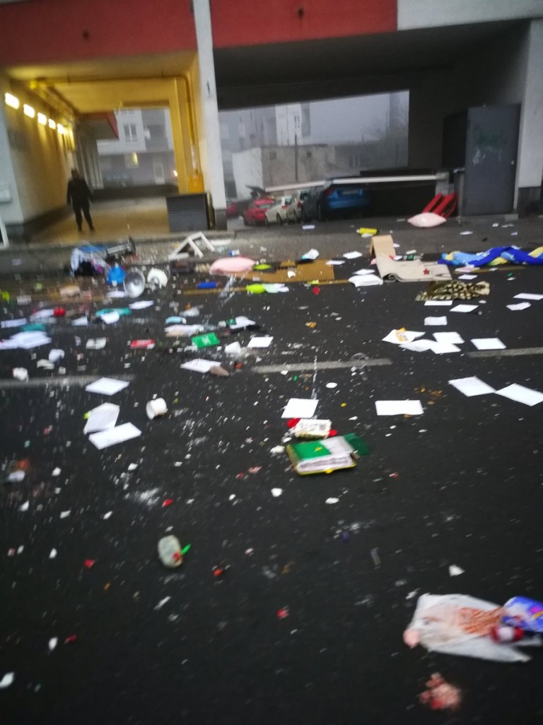 Blokirala promet: Zagrepčanka bacala dečkove stvari kroz prozor?