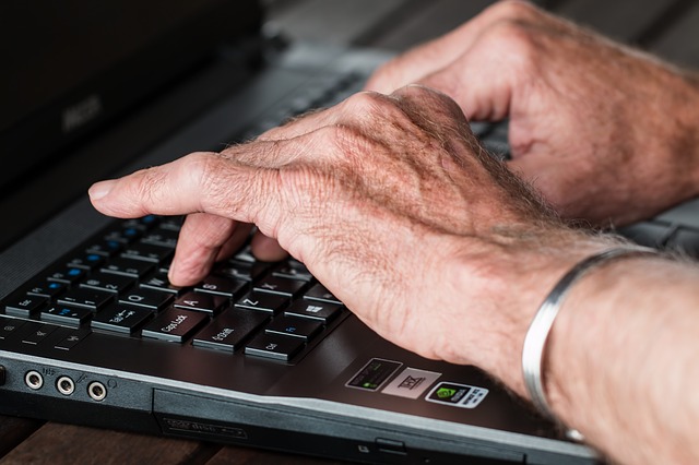 Više od 300.000 osoba treće
dobi u BiH koristi internet