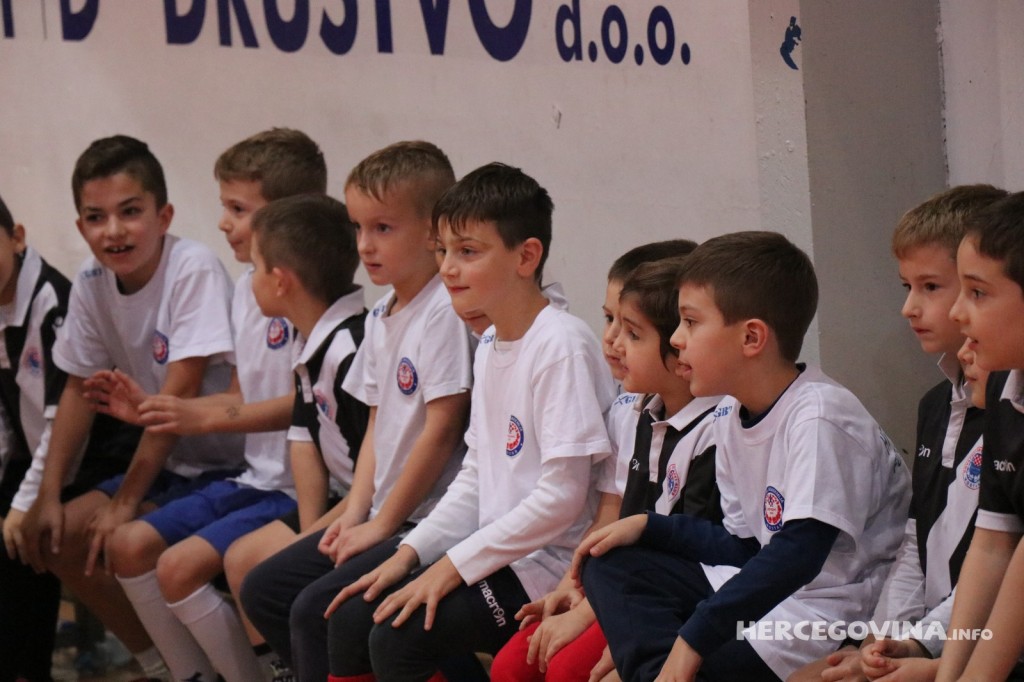 Pogledajte utakmica i podjelu paketića polaznicima Futsal akademije HFC Zrinjski na poluvremenu futsal derbija
