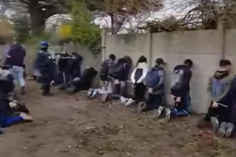 Nemiri u Francuskoj: Policajci natjerali 153 učenika da kleče na koljenima