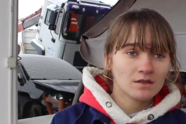Lana ima tek 18, a popravlja aute, vozi kamione, bagere i - zarađuje