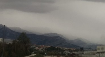 Počeo snijeg u Dalmaciji: Pahulje nadomak Splitu, zabijelili se i vrhovi Brača