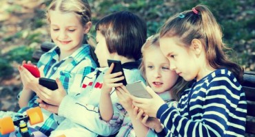 Psiholozi upozoravaju: Djeca su previše vremena pred ekranima