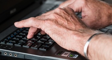 Više od 300.000 osoba treće  dobi u BiH koristi internet