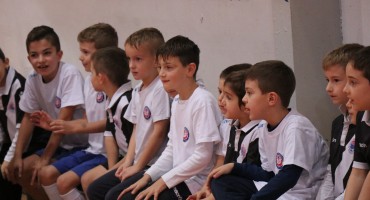 Pogledajte utakmicu i podjelu paketića polaznicima Futsal akademije HFC Zrinjski na poluvremenu futsal derbija