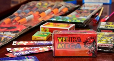 Kazne za uporabu pirotehničkih sredstava do 900 KM