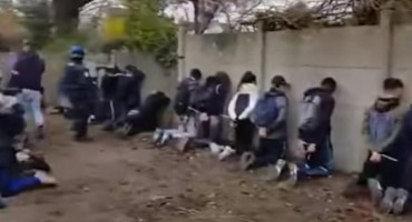 Nemiri u Francuskoj: Policajci natjerali 153 učenika da kleče na koljenima