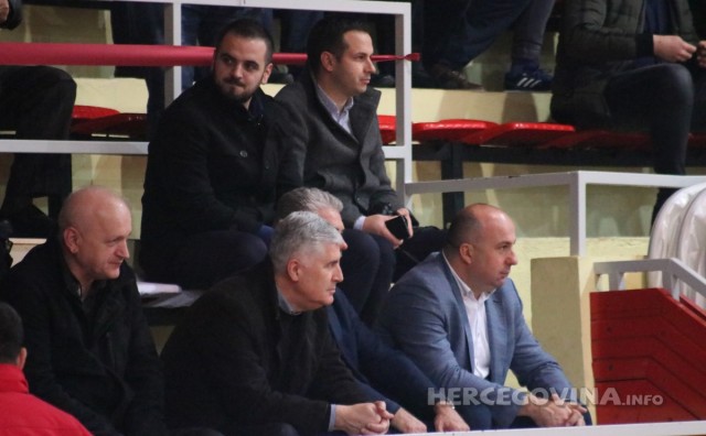 pogleda na tribine