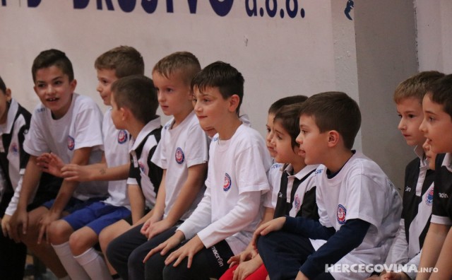 Pogledajte utakmicu i podjelu paketića polaznicima Futsal akademije HFC Zrinjski na poluvremenu futsal derbija