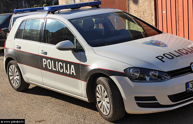 Policajci pretresaju nekoliko kuća u Tarčinu
