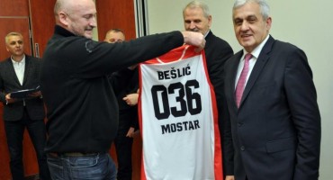  Gradonačelnik  Mostara Ljubo Bešlić uručio nagrade najboljim sportašima Grada na Neretvi