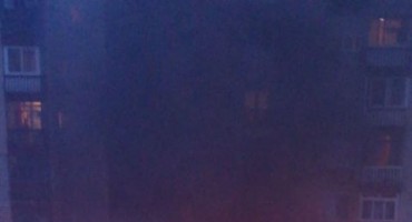 Veliki požar u gusto naseljenom dijelu Mostara vatrogasci uspjeli staviti pod kontrolu