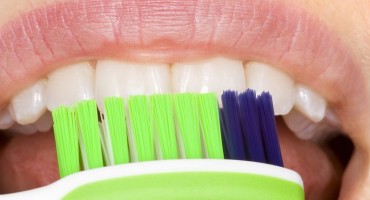  Stomatolozi tvrde da šačica ovog voća dnevno štiti od karijesa i bolesti desni 