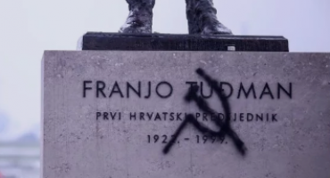 Vandalski napad: Srp i čekić na spomeniku Franji Tuđmanu u Zagrebu