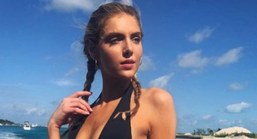 Manekenka mamila uzdahe na plaži