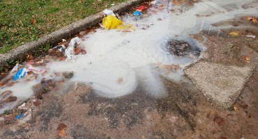 Mostar: Izlila se kanalizacija u centru grada, nesnosan smrad se širi naseljem