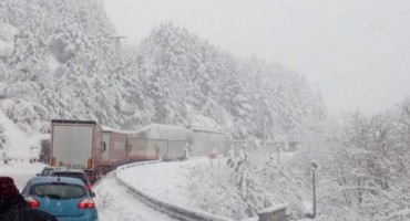 kolona vozila u snijegu