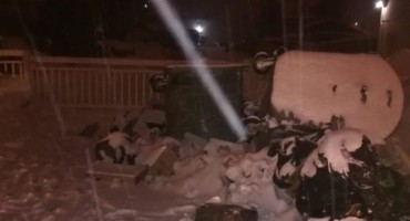 Kontejnere s kolodvora natovarili na kamion i iskipali pred kapijom komunalnog