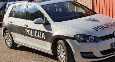 Policajci pretresaju nekoliko kuća u Tarčinu