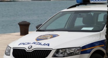 Policajac zapucao na vozilo s migrantima nakon što je vozač nasrnuo na njega