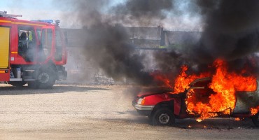 Dva automobila izgorjela pred kućom u Širokom Brijegu