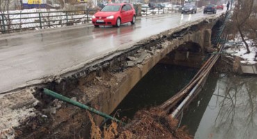 U Sarajevu se urušio dio mosta, ugrožen promet