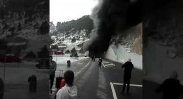 Potpuno izgorio autobus koji je prevozio splitske srednjoškolce