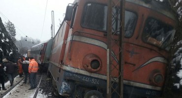 Vlak naletio na odron i iskočio iz tračnica, ozlijeđen strojovođa