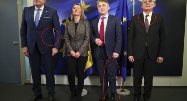 Slika koja govori više od tisuću riječi: Ubacite nešto u džepove, hodat će te još kraćih hlača dok vas steže oko vrata