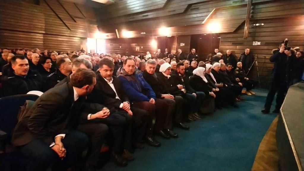 Mahire, brate, danas plačemo svi: Obitelj i kolege oprostili se od ubijenog policajca