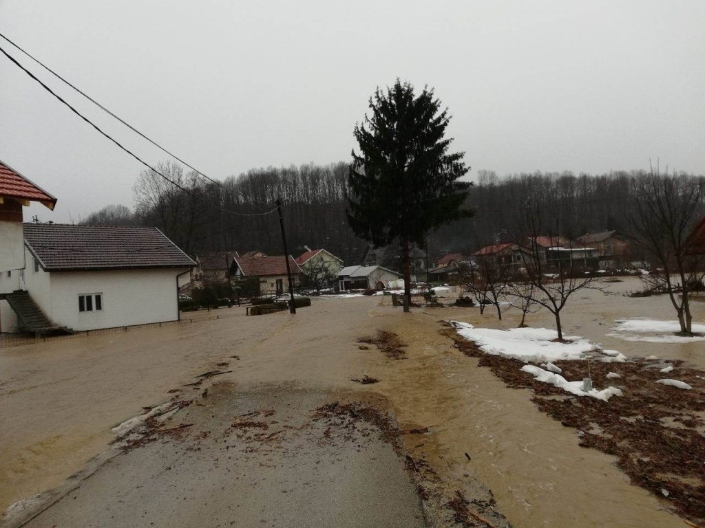 Zbog izlijevanja rijeke Vrbas obustavljen je promet na M-16.4 Novi Travnik - Bugojno