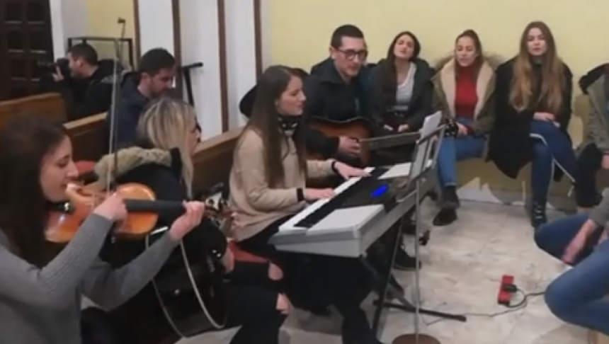 U splitskoj crkvi pjevali Torcidinu pjesmu i postali hit na Facebooku