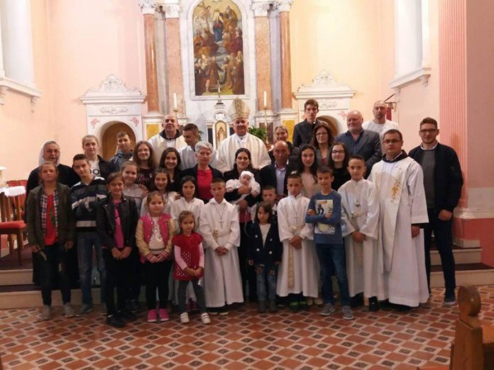 Livno: Biskup Komarica krstio 7. dijete obitelji Kazimira i Stanislave Kasalo