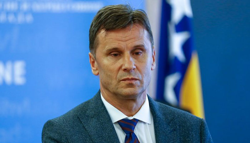 NAJNOVIJI GAF: Novalić nosi masku kao šal, ili siperak
