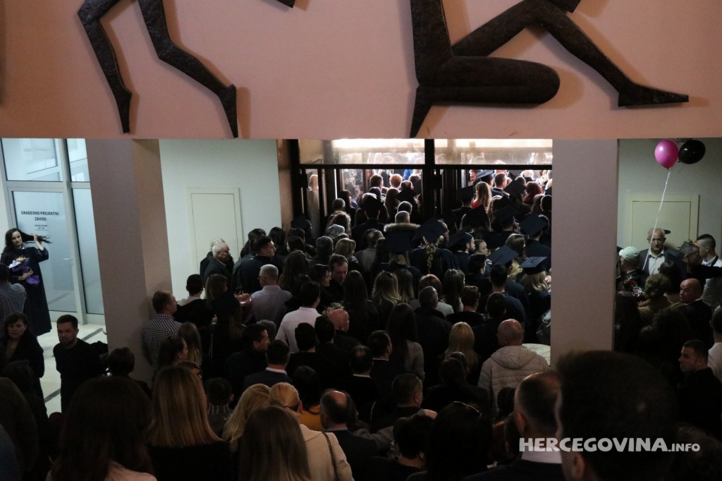 FPMOZ: Pogledajte kako je bilo nakon dodjela diploma ispred Hrvatskog doma Herceg Stjepan Kosača