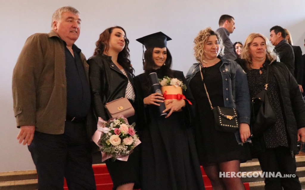 FPMOZ: Pogledajte kako je bilo nakon dodjela diploma ispred Hrvatskog doma Herceg Stjepan Kosača